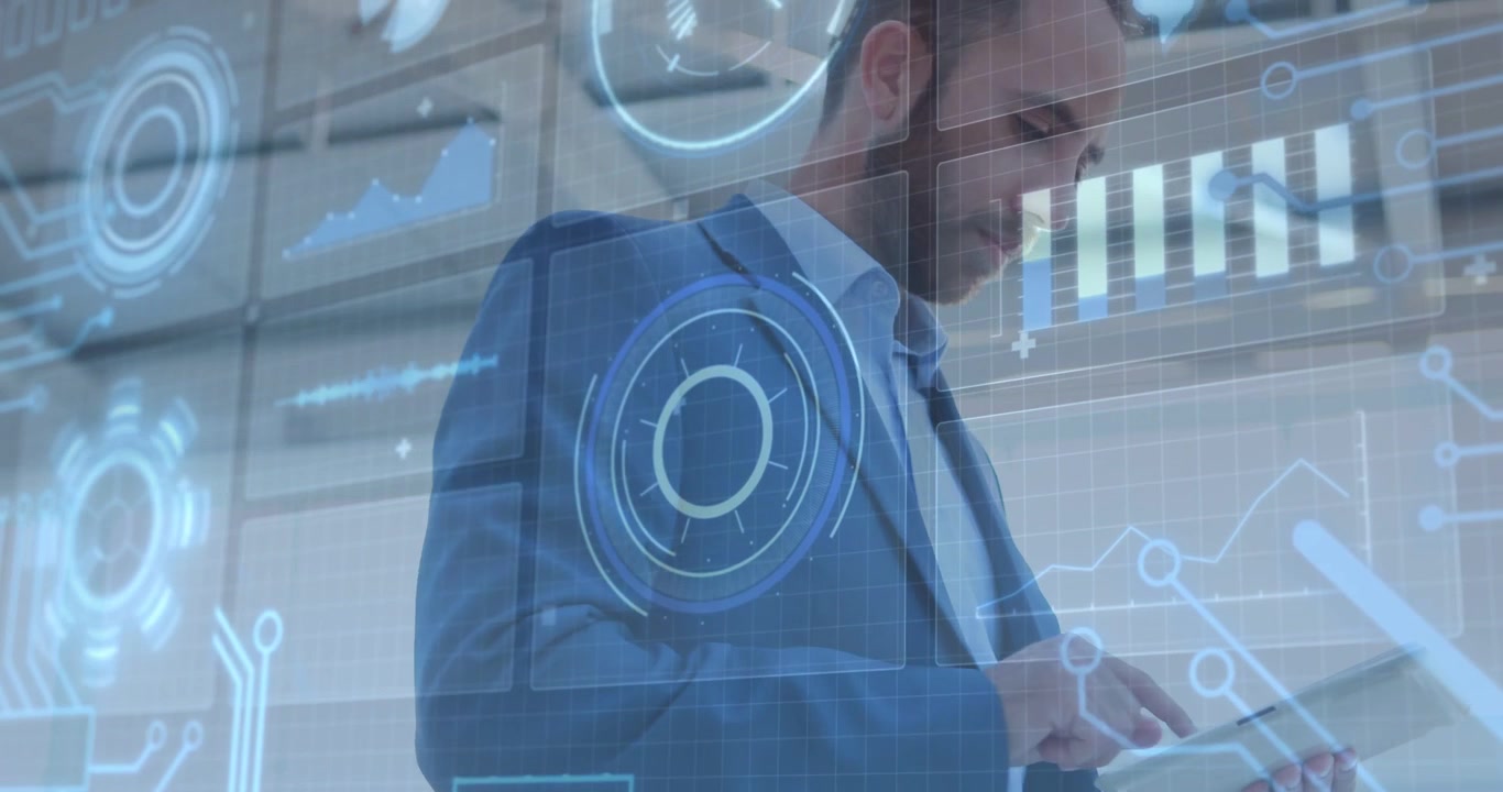 Uomo d'affari che tocca il tablet, si china e ispeziona i dati, con grafici HUD che si allineano ai gesti