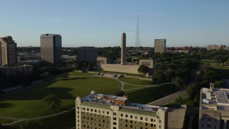toma aérea que vuela hacia el monumento conmemorativo de la libertad en la ciudad de kansas