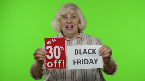 Ältere-Großmutter-Zeigt-Black-Friday-Werbebanner-Mit-30-Prozent-Rabatt.-Chroma-Key