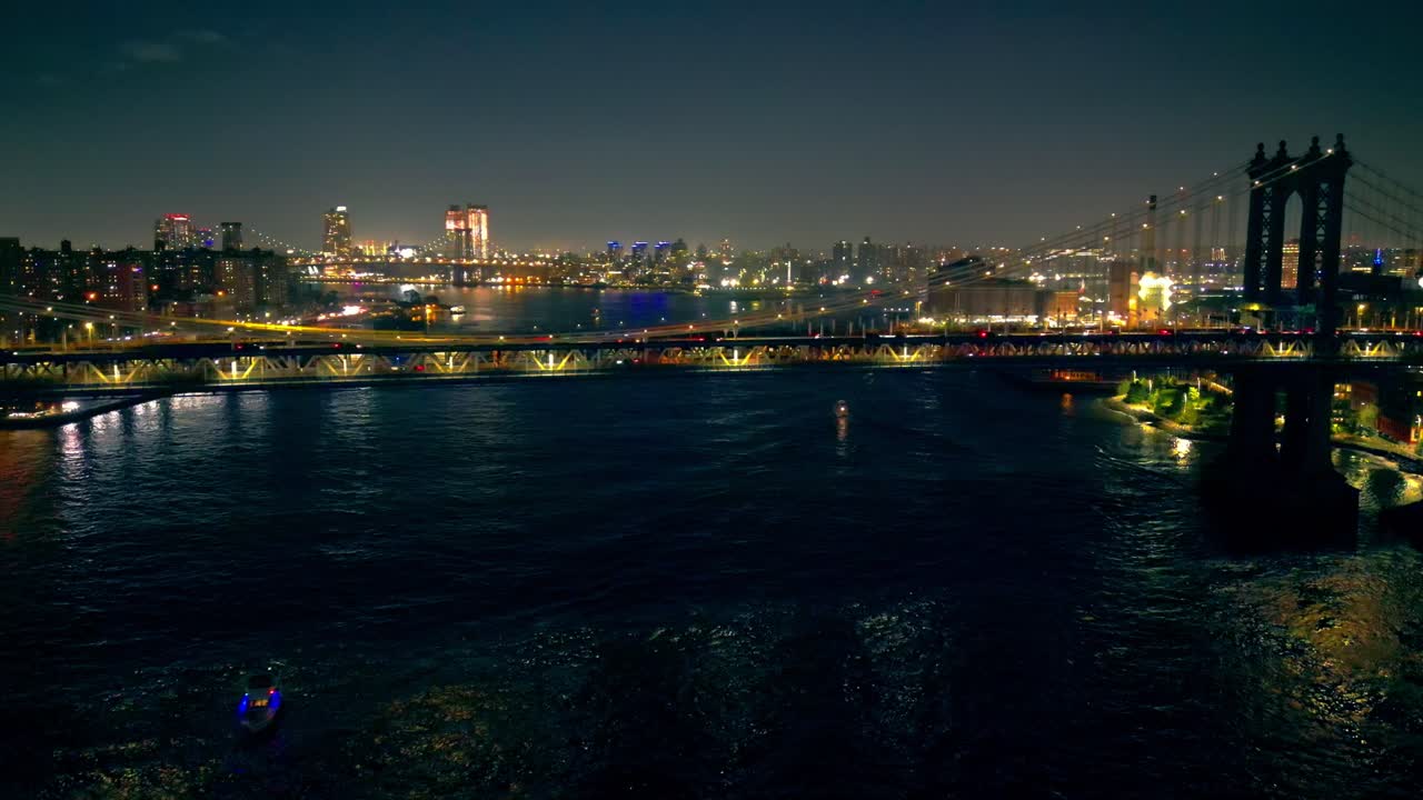 vehículos cruzan el puente, luces que muestran movimiento dinámico contra el cielo nocturno