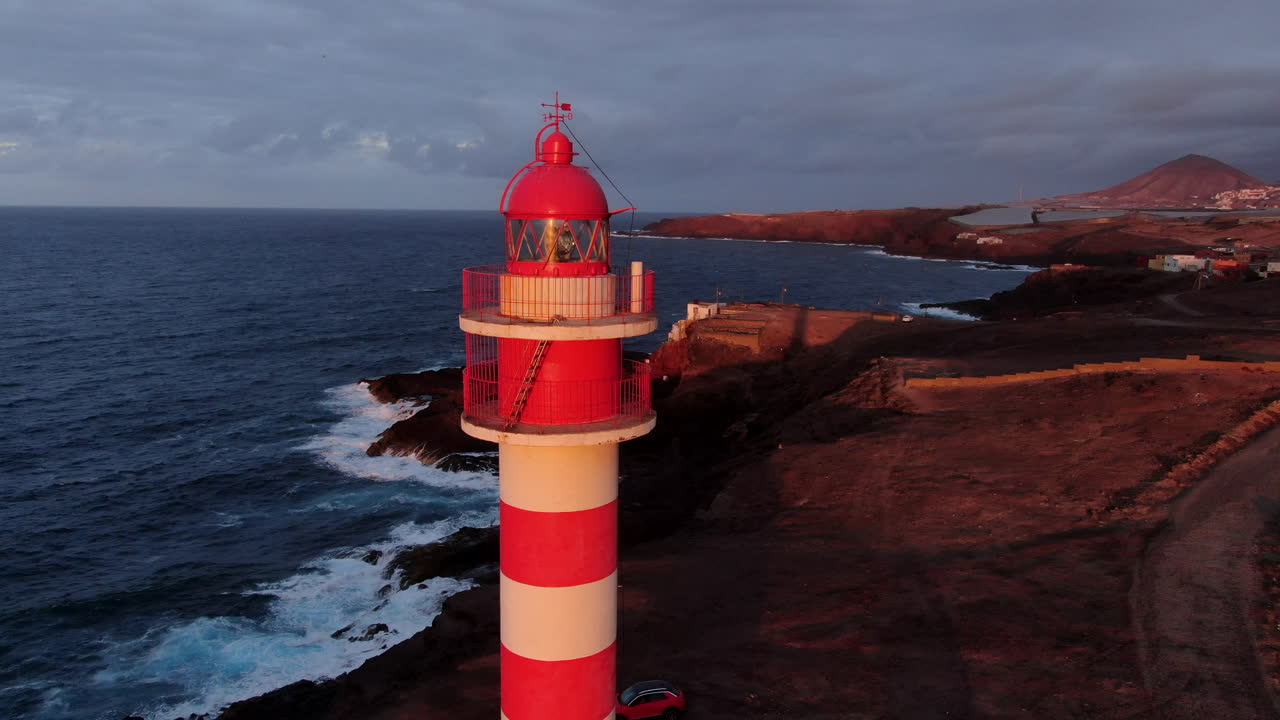 el faro de rayas rojas y blancas en gran canaria, españa