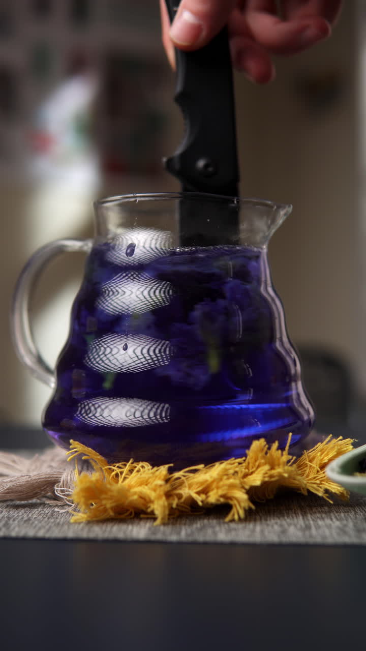 чай из цветов горошка-бабочки в стеклянном кувшине