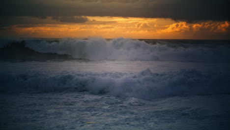 poderosa costa de olas blancas en la madrugada. dramáticas olas de espuma rompen