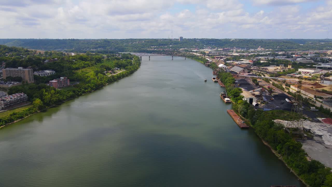 puente del sur de cincinnati sobre el río ohio que separa los estados de ohio y kentucky cerca de la ciudad de cincinnati, ohio, estados unidos.