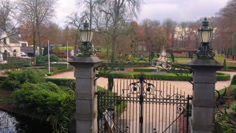 Veluwe,-Schloss-Staverden,-Eingangstor-Des-Schlosses-Groevenbeek,-Drohnen-Enthüllungspark-Und-Weg-Im-Residenzschloss