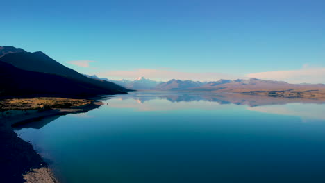 Morgen-über-Dem-Herausragenden-Lake-Pukaki,-Mt.-Cook-Am-Horizont