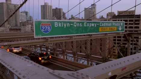 traffico che attraversa il ponte di brooklyn