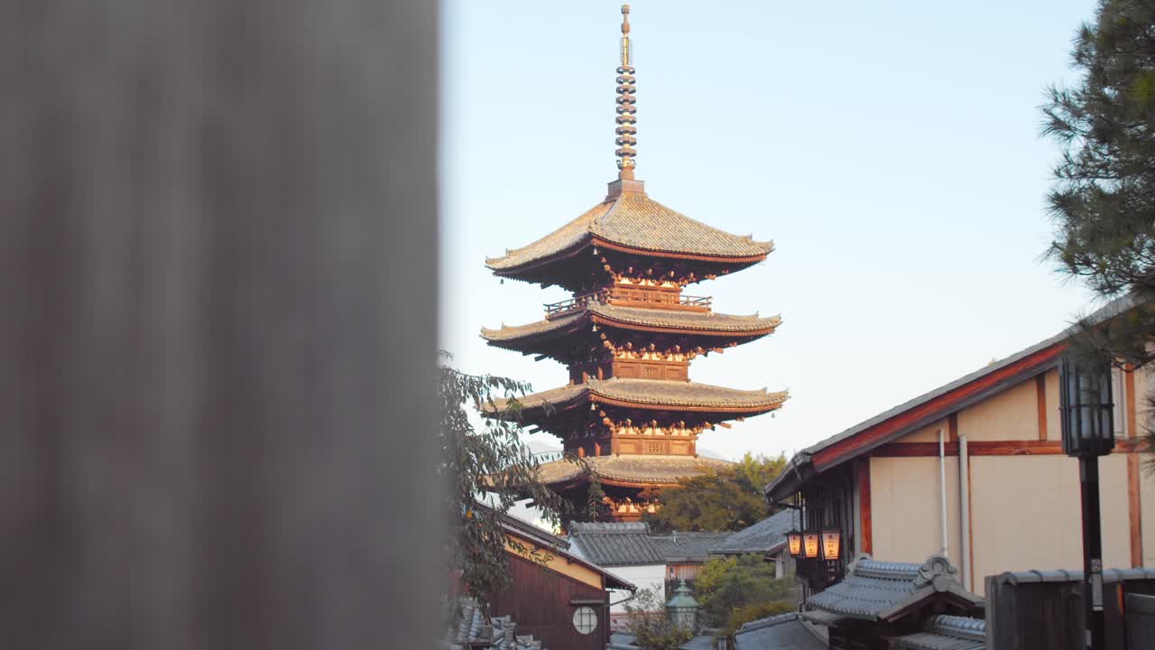 diapositiva de un templo durante el amanecer en kyoto, japón 4k cámara lenta