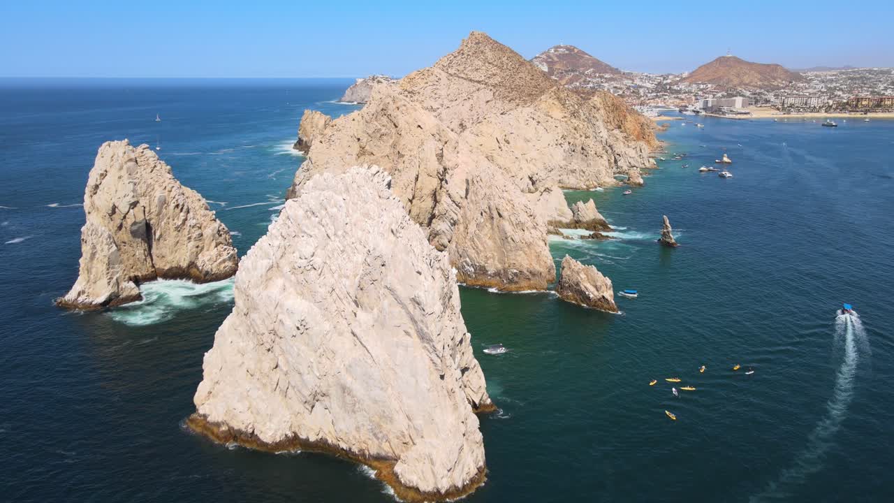 los cabos, cabo san lucas, bcs, méxico vista aérea barcos y kayaks navegando en el hermoso paisaje marino