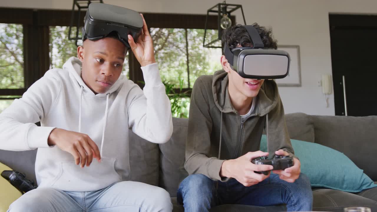 amigos adolescentes felices y diversos jugando videojuegos y usando auriculares vr en casa, cámara lenta