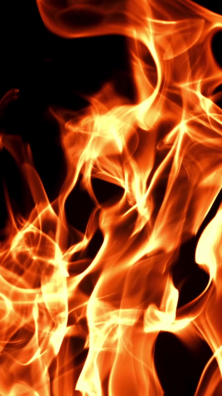 Fiamme di fuoco astratte al rallentatore su uno sfondo scuro.