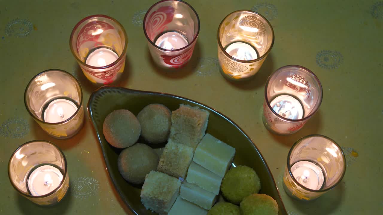 festival hindú de las luces, dusshera y diwali preparación y celebración ingredientes: vasos decorativos pintados con velas t y plato con dulces festivos indios