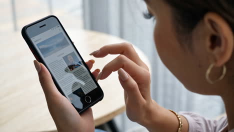 mujer usando un teléfono inteligente