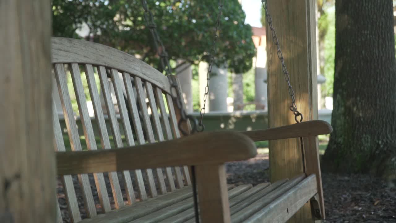 공원에서 아름답게 완성된 나무 베란다 스윙