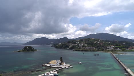 Blick-Auf-Das-Kloster-Vlacherna-Und-Die-Insel-Pontikonisi-Mausinsel-In-Kerkyra,-Korfu,-Griechenland