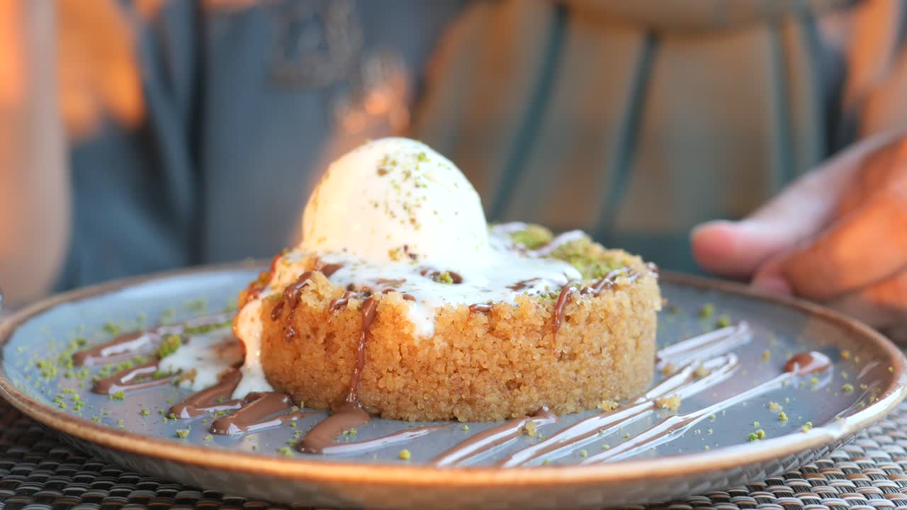 postre dulce con helado y salsa de chocolate