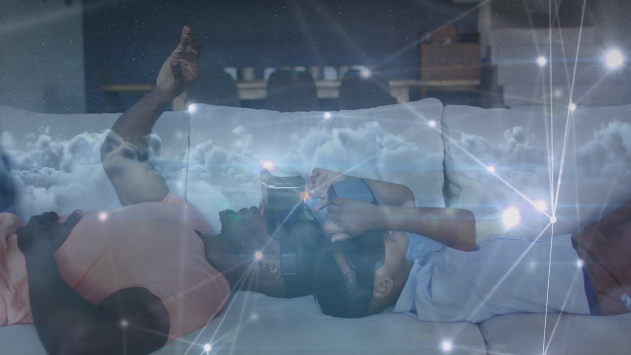 animación de constelaciones sobre un feliz padre e hijo afroamericanos que usan auriculares vr
