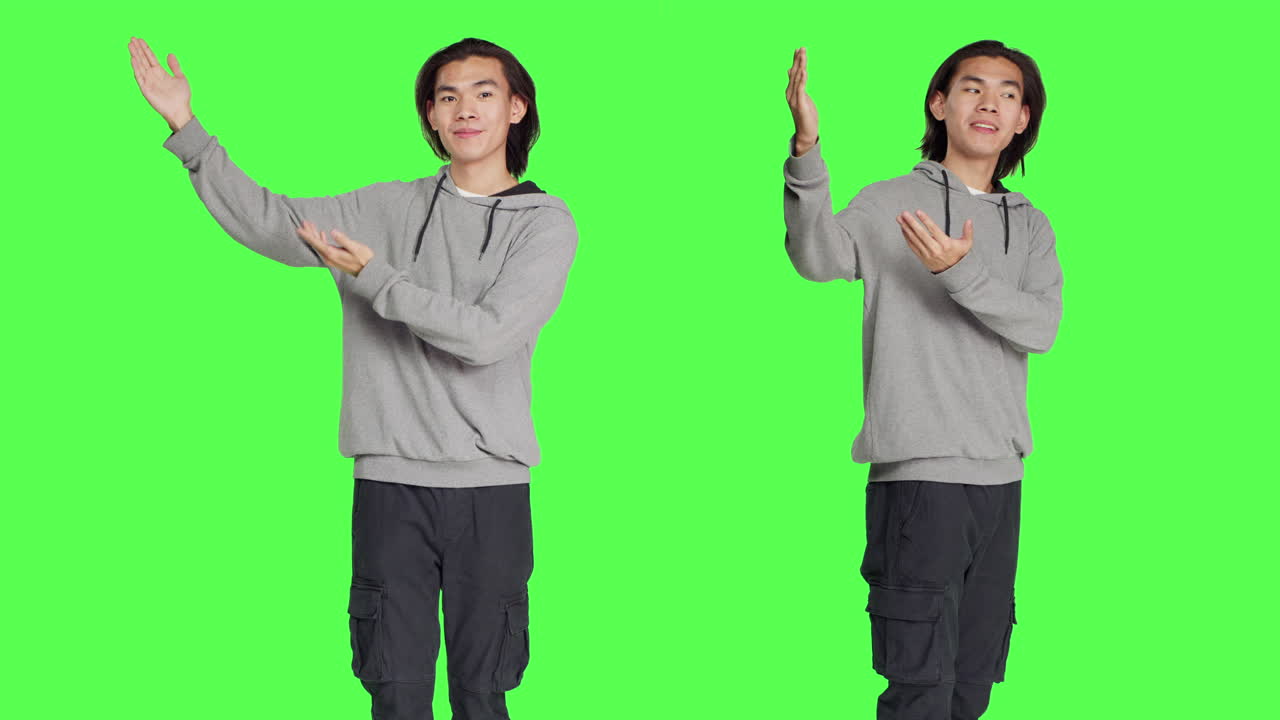 남자가 스튜디오에서 광고를 만니다.