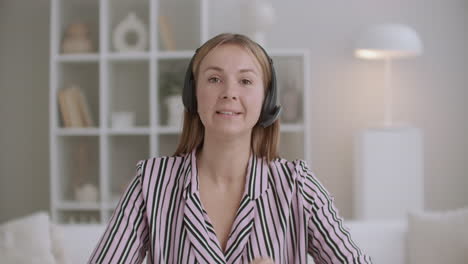 giovane specialista femminile sta parlando in microfono in cuffie wireless concetto di videochiamata che lavora da casa comunicazione a distanza