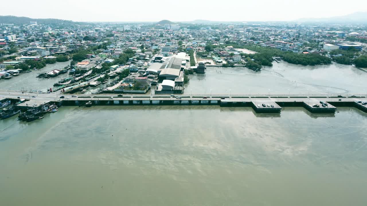 Punto di riferimento stradale: ponte Chonmakhawithi in Thailandia.
