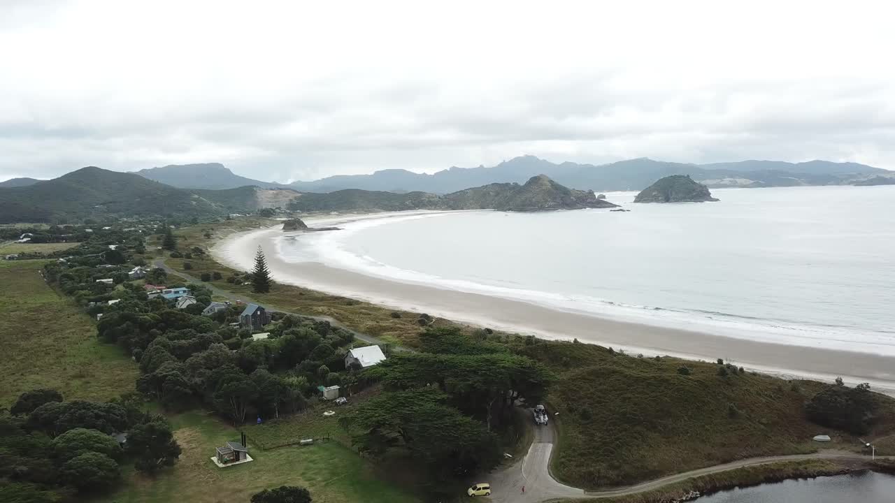 Rekaman udara, melacak perahu dari laut ke jalan, [melacak perahu di jalan dari belakang] Pulau Great Barrier, Selandia Baru