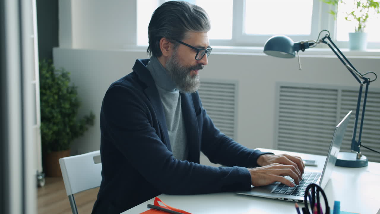 hombre de negocios trabajando en una computadora portátil en la oficina