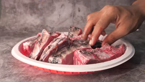 preparación de pescado crudo