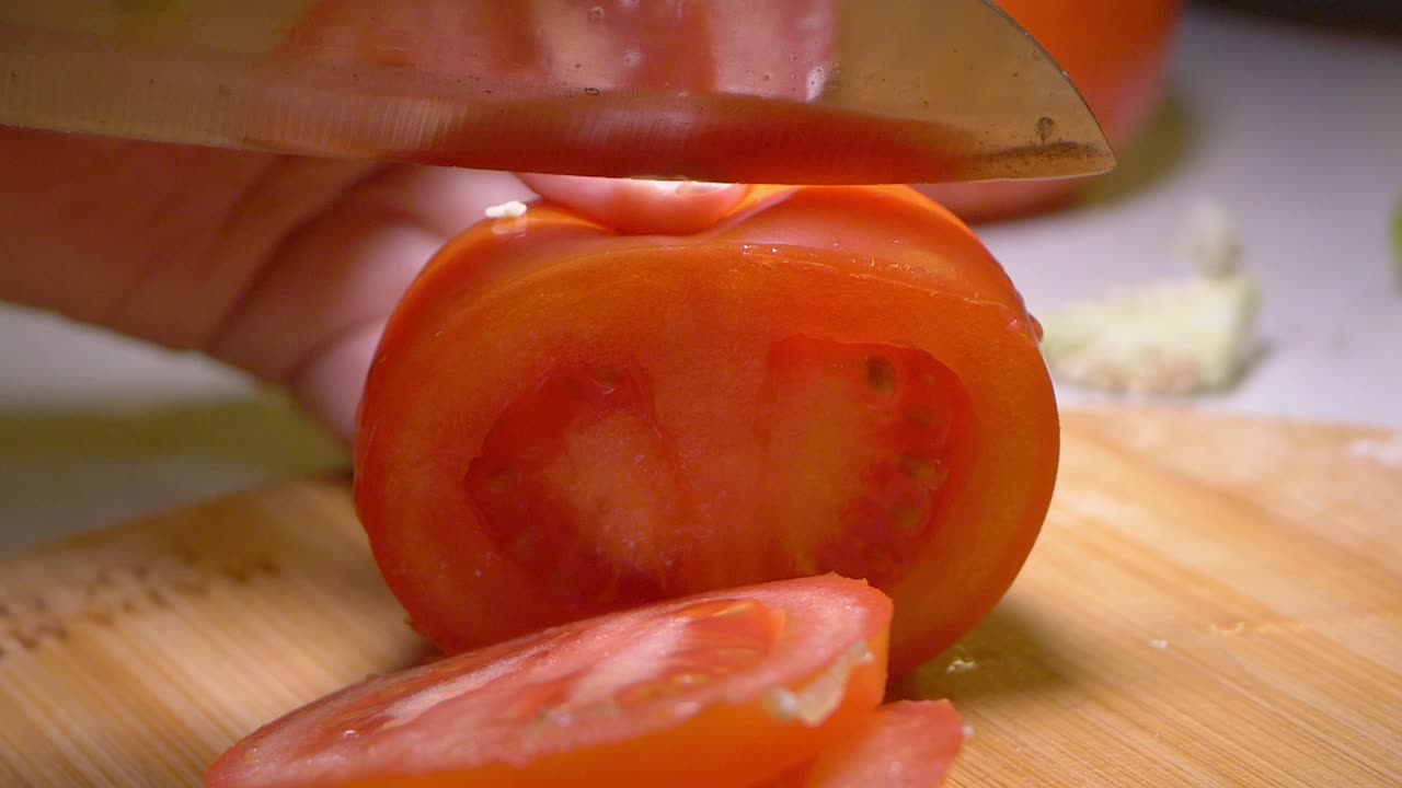 토마토를 잘라내는 것