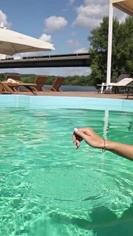 relajándose junto a la piscina en un día soleado