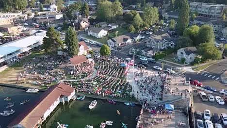 menschenmenge, die sich ein konzert im skansie brothers park und netshed in der nähe des yachthafens und der werft im gig harbor, washington state, usa, ansieht