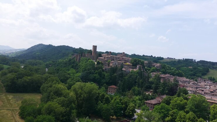 Castell'Arquato, borgo storico medievale arroccato su una collina verde, paesaggio italiano, Emilia-Romagna, Italia. Ripresa con drone