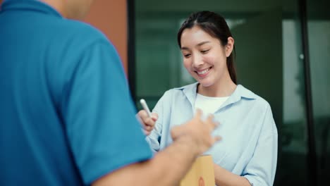계약 계약을 체결하기 위해 태블릿에 전자 서명을 하는 젊은 여성, 온라인 쇼핑에서 파일 배달업자, 목적지에 패키지를 배달하는 택배업자.