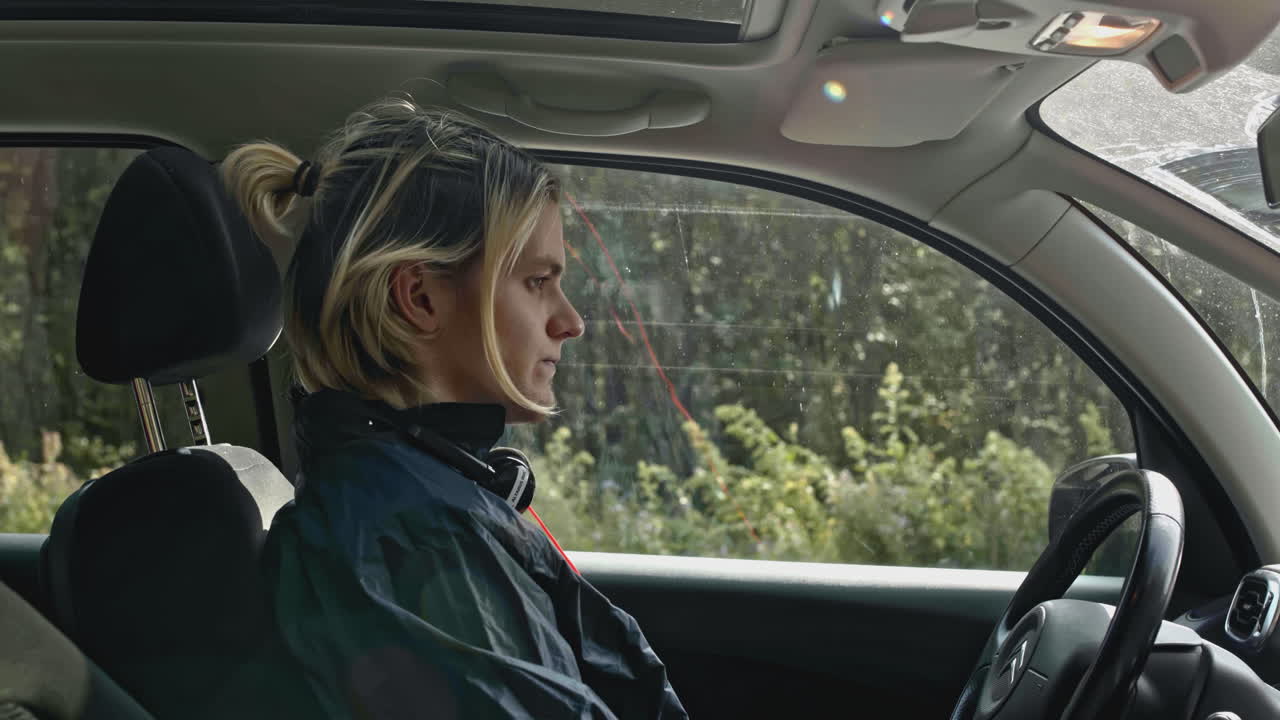 자동차를 운전하는 사람