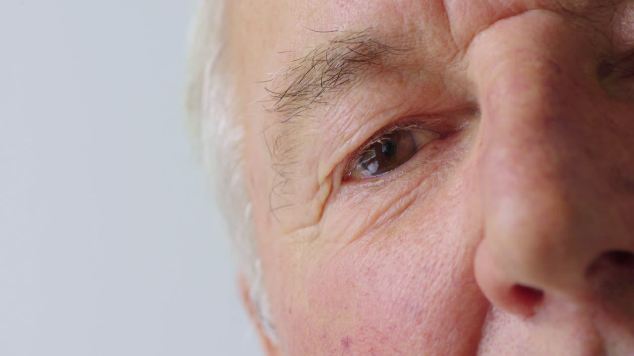 primer plano de un hombre probando su visión