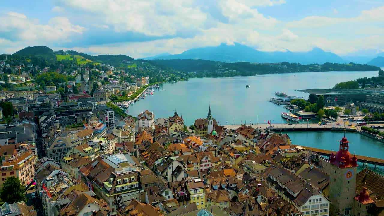 스위스 루체른의 루스 강과 루체른 호수를 내려다보는 역사적인 집과 호텔의 4k 드론 비디오