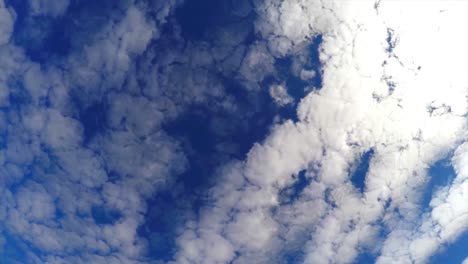 4k 藍色天空與雲彩背景