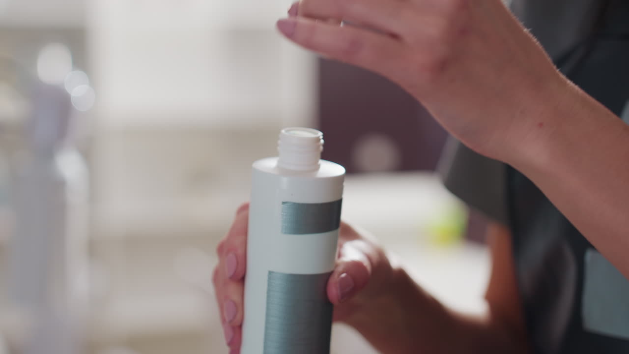 Cabeleireiro preparando a solução de coloração, cabeleireira preparando as ferramentas de aplicação da cor do cabelo, profissional de coloração preparando habilmente os produtos e equipamentos de aplicação para o serviço