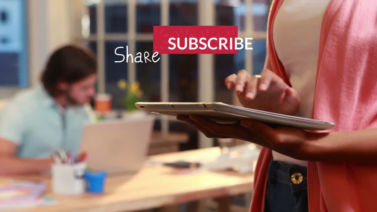 animación de suscribirse y compartir sobre las manos de una mujer caucásica usando una tableta
