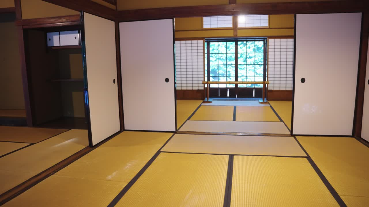 쇼지 문과 타타미 매트가 있는 전통적인 일본 방