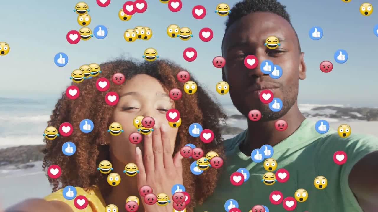 Icone digitali multiple che fluttuano sullo sfondo di una coppia afroamericana che manda baci e guarda la fotocamera