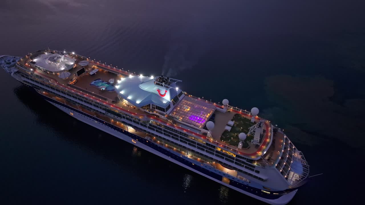 Luftfoto af solopgang over havnen med krydstogtskib og yachter, Marmaris.