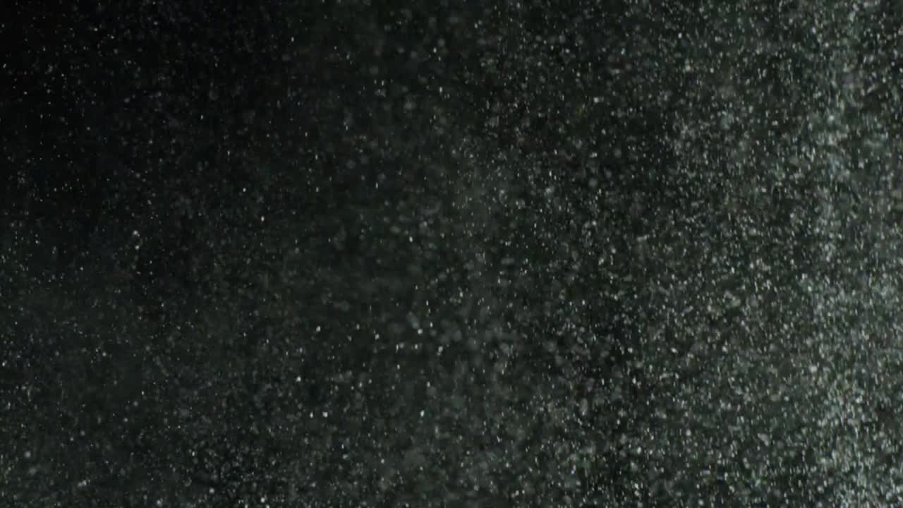 어두운 배경에 물 스프레이