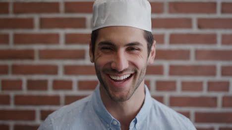 Retrato-Atractivo-Joven-Musulmán-Riéndose-Disfrutando-De-Un-Estilo-De-Vida-Exitoso-Feliz-Hombre-Independiente-Con-Sombrero-Kufi-Cámara-Lenta