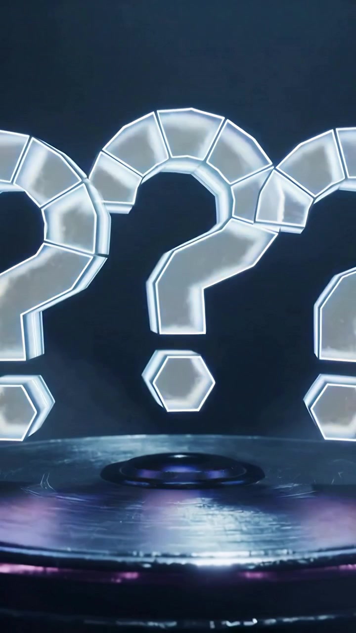 Video verticale: Telecamera panoramica che rivela 3 punti interrogativi luminosi sopra un palco metallico con motivi esagonali.