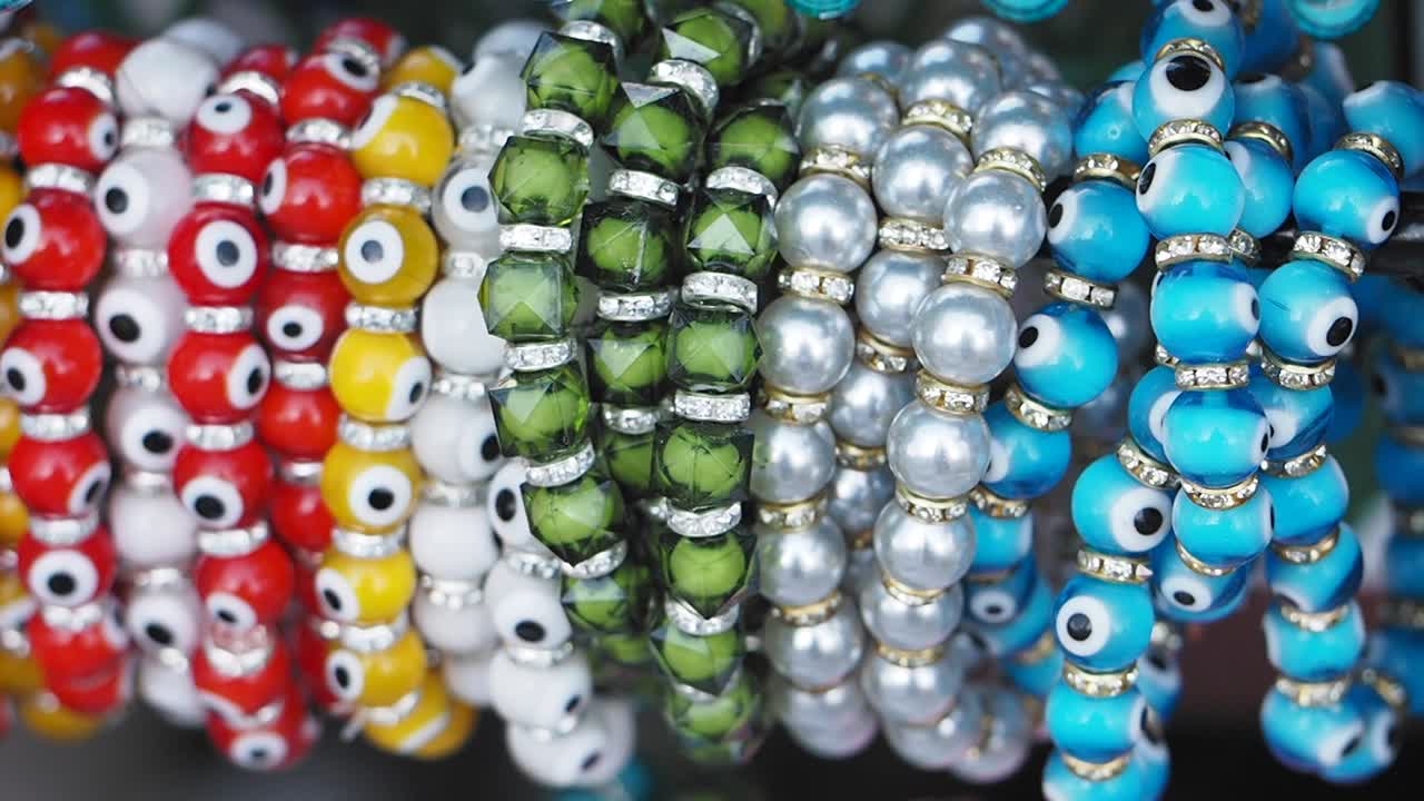 pulseras de cuentas coloridas con amuletos del mal ojo