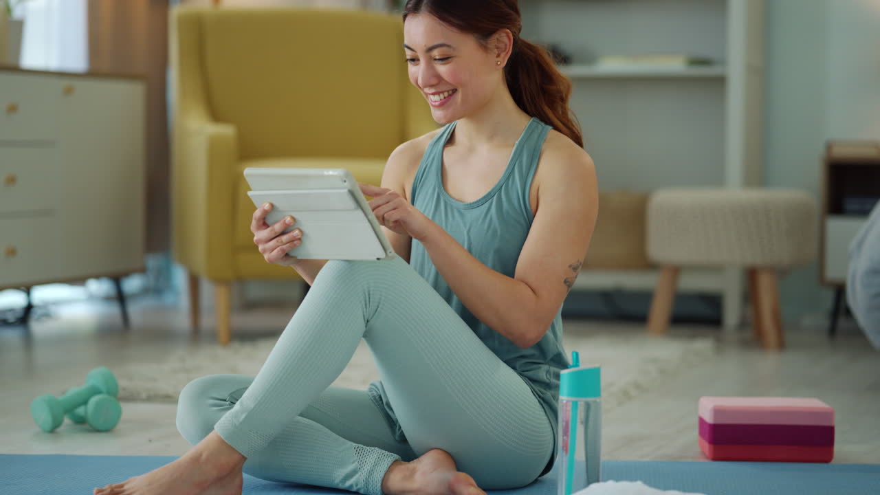 yoga, fitness y tableta de navegación para mujeres en línea