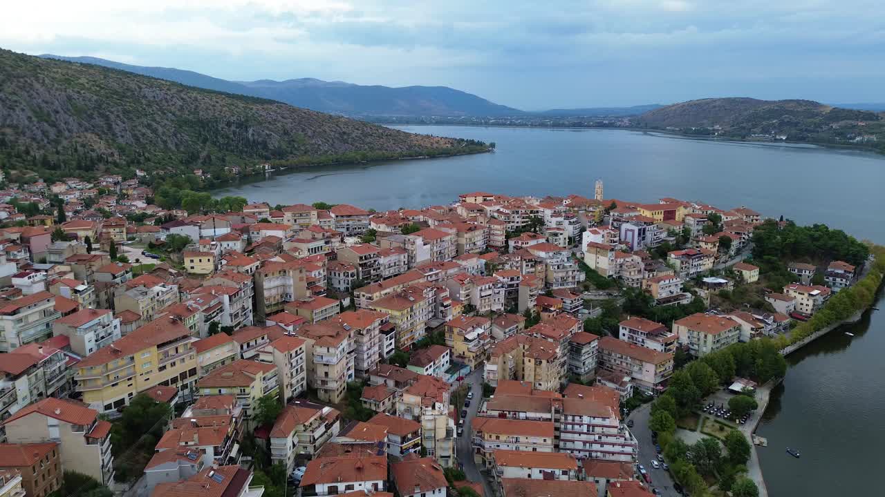 kastoria, grecia las maravillas urbanas y naturales del lago se revelan en pleno esplendor de la luz del día