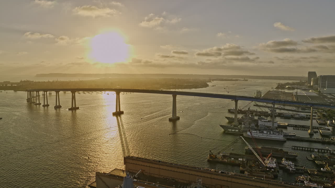 샌디에고 캘리포니아 공중 v96 플라이오버 산업 선박 건조 현장 바리오 로건에서 코로나도 다리를 내려다보고 수평선 아래 빛나는 태양 설정 - 매빅 3 시네로 촬영 - 2022년 9월