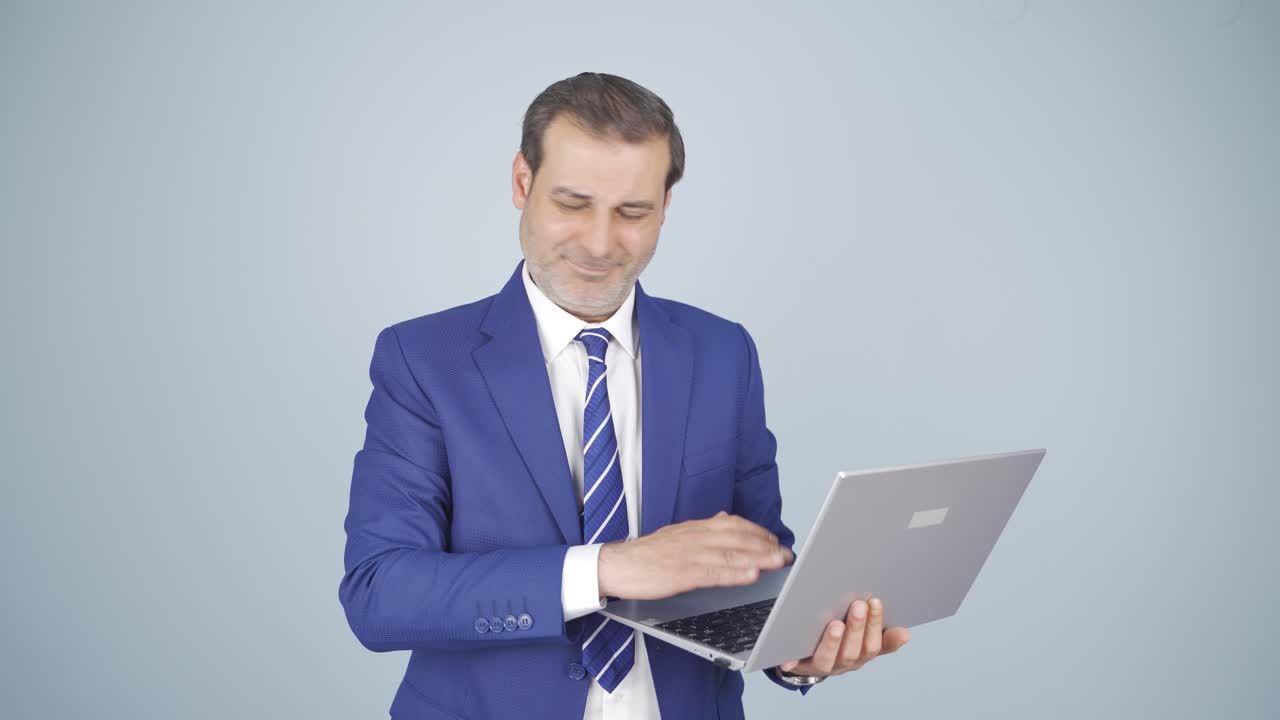 hombre de negocios mirando la computadora portátil con expresión asustada.