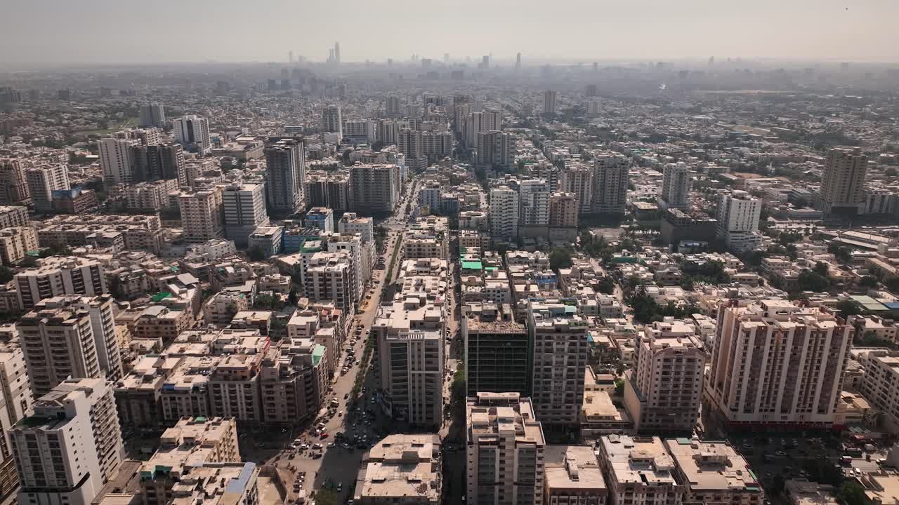 vista aérea de la ciudad de karachi completamente desarrollada con high sky scrapper y multiplex city view